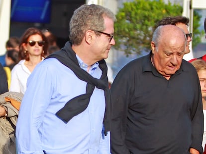 Amancio Ortega, fundador de Inditex, conversa con Pablo Isla (en el centro). Algo por detrás, a la izquierda de la imagen, les acompaña Marta Ortega, en julio de 2017 en A Coruña.