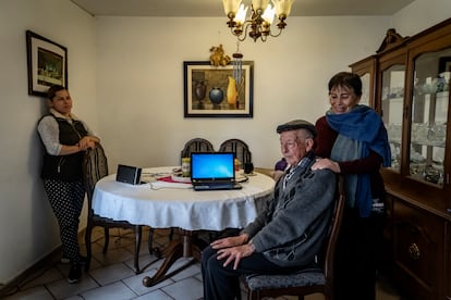 Ricardo Robles durante su terapia en línea impartida por el Centro Mexicano Alzheimer. Lo acompañan su esposa, Lupita, y Dulce Pérez, su cuidadora.