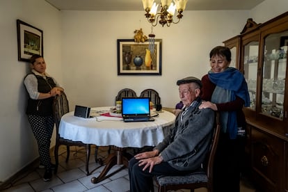 Ricardo Robles durante su terapia en línea impartida por el Centro Mexicano Alzheimer. Lo acompañan su esposa, Lupita, y Dulce Pérez, su cuidadora. 