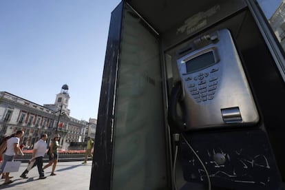 Cabina telefónica en la Puerta del Sol de Madrid.