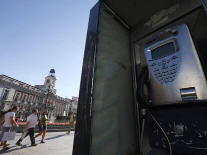 Cabina telefónica en la Puerta del Sol de Madrid.
