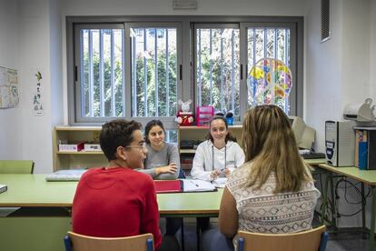 Laura (de frente a la izquierda) en una sesión de mediación.