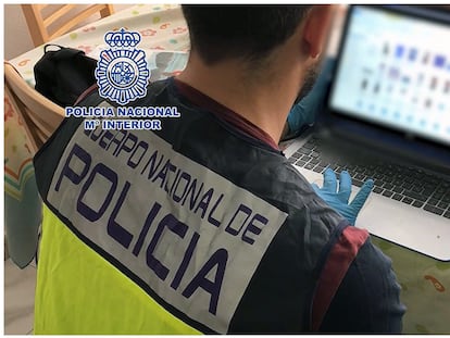 Un policía analiza material informático en una operación contra la pornografía infantil en Madrid.