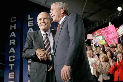 El ex alcalde de Nueva York Rudolph Giuliani (izquierda) y Bush, ayer en Greeley (Colorado).