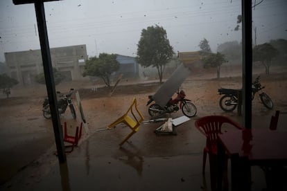 Rio Pardo, next to Bom Futuro National Forest, during a tropical storm in the district of Porto Velho, Rondonia State, Brazil, August 30, 2015. The town of Rio Pardo, a settlement of about 4,000 people in the Amazon rainforest, rises where only jungle stood less than a quarter of a century ago. Loggers first cleared the forest followed by ranchers and farmers, then small merchants and prospectors. Brazil's government has stated a goal of eliminating illegal deforestation, but enforcing the law in remote corners like Rio Pardo is far from easy. REUTERS/Nacho Doce TPX IMAGES OF THE DAYPICTURE 27 OF 40 FOR WIDER IMAGE STORY "EARTHPRINTS: RIO PARDO" SEARCH "EARTHPRINTS PARDO" FOR ALL IMAGES