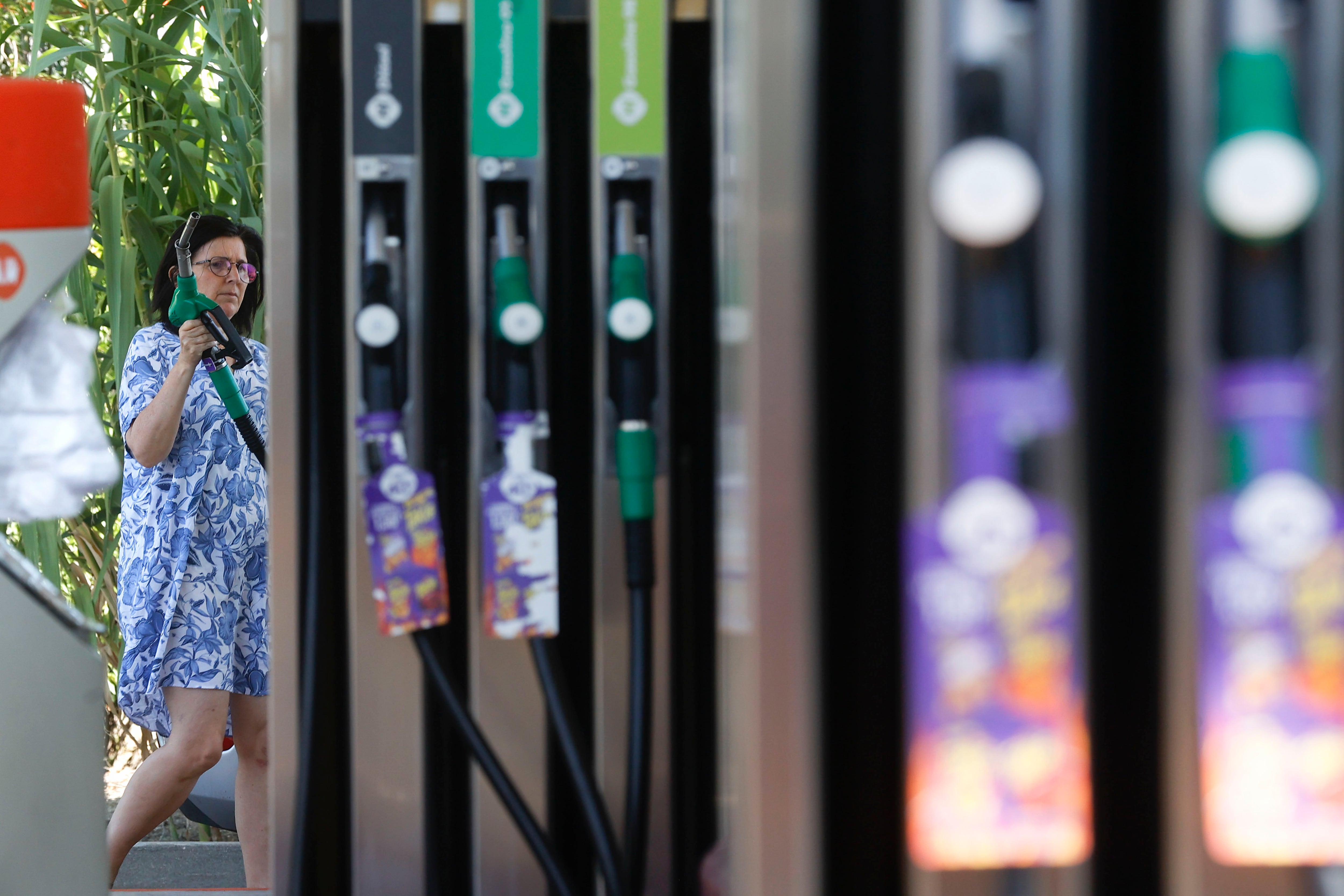 La gasolina toca mínimos de seis meses en el puente con más desplazamientos del año 