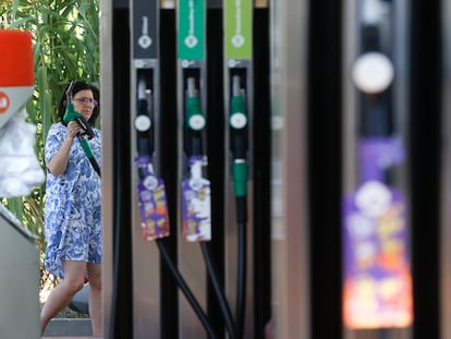 Una mujer reposta su vehículo en Madrid a finales de agosto.