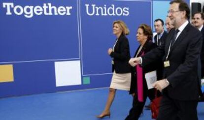 El presidente del Gobierno, Mariano Rajoy, acompa&ntilde;ado, entre otros, de la secretaria general, Mar&iacute;a Dolores de Cospedal este mi&eacute;rcoles.