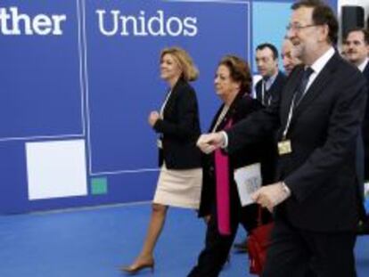 El presidente del Gobierno, Mariano Rajoy, acompa&ntilde;ado, entre otros, de la secretaria general, Mar&iacute;a Dolores de Cospedal este mi&eacute;rcoles.