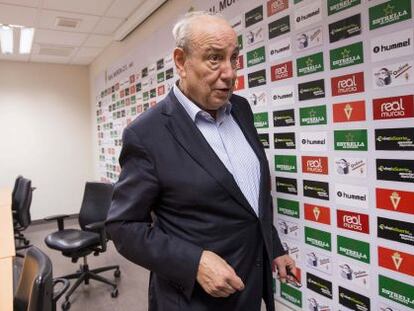 El presidente del Murcia, Jesús Samper, esta mañana en la sala de prensa.