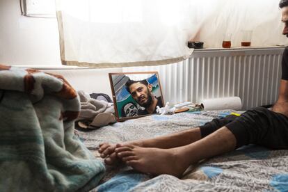 Rashed Al Masri en su cama de la casa que renta la organización Casa para el Bienestar de los Heridos. Nació hace 32 años en Homs, Siria. En 2015, asegura, un francotirador le disparó en la espalda y se quedó paralítico.