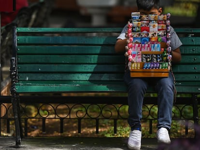 Un joven vendedor de cigarros se toma un descanso en el centro de la ciudad de Mérida.