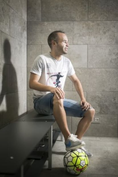 Iniesta, en un dels vestidors de la Ciutat Esportiva del Barça.