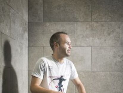Iniesta, en un dels vestidors de la Ciutat Esportiva del Barça.