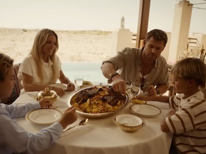 Una captura del anuncio Abu Dabi Experience protagonizado por los artistas Chris Hemsworth y Elsa Pataky.