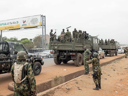 Soldados del Ejército de Nigeria en el exterior del Banco Central en Awka, el pasado 24 de febrero.