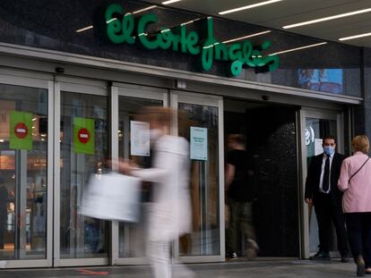 Entrada a una de los centros de El Corte Inglés en Madrid.