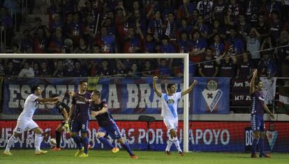 Momento tras el gol de Domínguez.