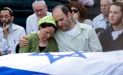 Los padres de Naftali Frankel, uno de los tres jóvenes israelíes asesinados en Cisjordania, se abrazan durante la ceremonia del funeral de su hijo en Nof Ayalon (Israel).