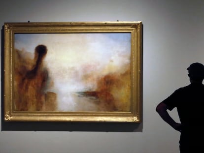 Un visitante frente a uno de los cuadros de Turner exhibidos en el MNAC.