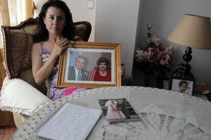 Pilar Álvarez muestra una fotografía de su padre desaparecido.