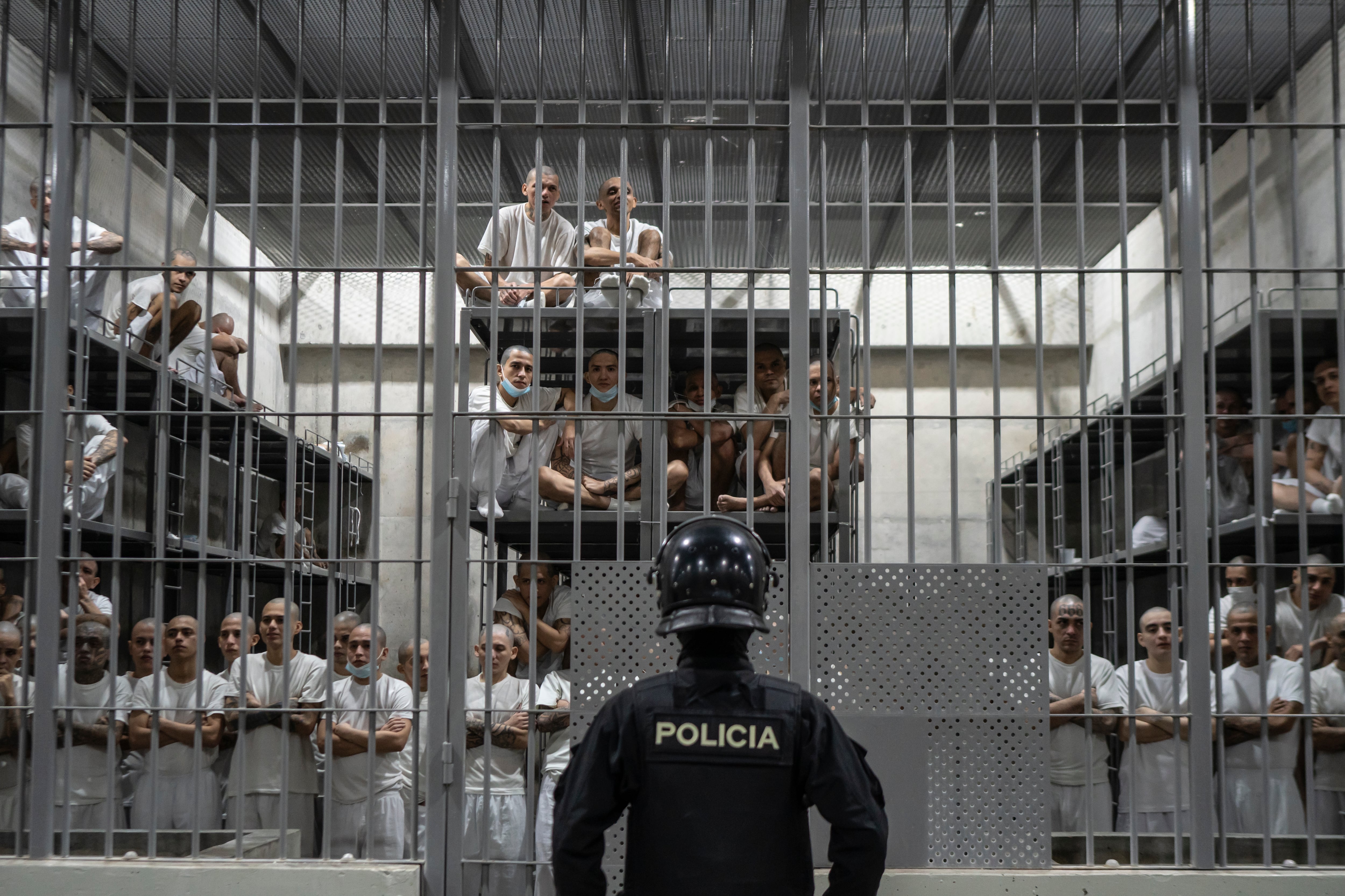 Instalaciones del Centro de Confinamiento del Terrorismo (CECOT) en el municipio de Tecoluca, El Salvador, en febrero de 2024.