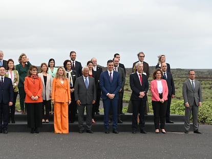 Foto de familia de la cumbre celebrada entre los Gobiernos de España y Portugal en la isla de Lanzarote.