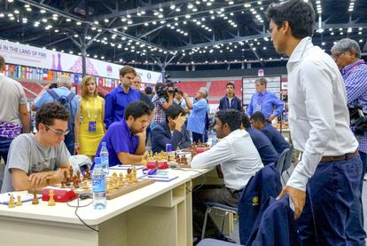 Un momento del encuentro India-EEUU; en primer plano, Harikrishna, de pie ante Caruana