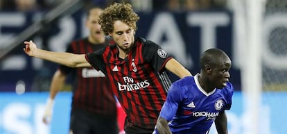 El jugador del Mil&aacute;n, Niccolo Zanellato (izquierda), durante un partido amistoso contra el Chelsea.