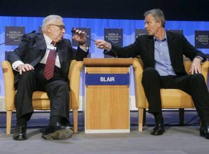 El ex secretario de Estado de EE UU, Henry Kissinger, y el ex primer ministro británico Tony Blair, en Davos.