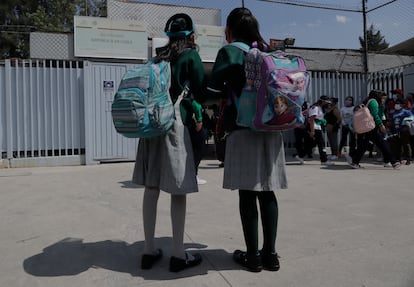Dos estudiantes afuera de una Escuela Secundaria en Ciudad de México