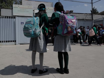 Dos estudiantes afuera de una Escuela Secundaria en Ciudad de México.