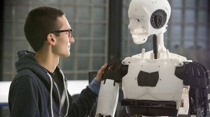 Androide fabricado con piezas hechas por una impresora 3D por un equipo de investigación de la Universidad de Lincoln.