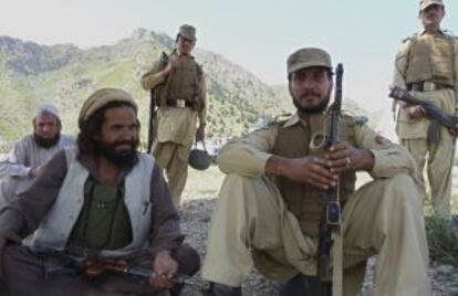 Fotograf&iacute;a facilitada el 30 de septiembre de 2011 y fechada el 28 de septiembre que muestra a unos miembros de la milicia privada antitalib&aacute;n (i) haciendo labores de vigilancia junto a unos soldados paquistan&iacute;es (d) en la demarcaci&oacute;n paquistan&iacute; de Khyber, fronteriza con Afganist&aacute;n.