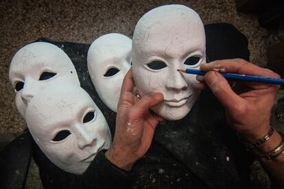 Las máscaras se crean de forma completamente artesanal. En la imagen, Massimo Boldrin dibuja a lápiz sobre una de las máscaras que más tarde serán decoradas.