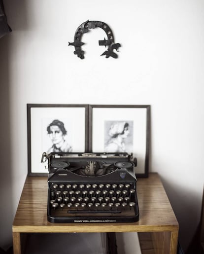 Máquina de escribir de Cándido Cervera, abuelo de Victoria Camps, en un rincón de la casa.