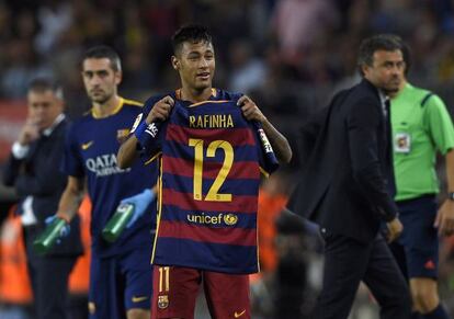 Neymar, con la camiseta de Rafinha.