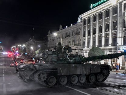 Tropas del grupo mercenario Wagner se preparan para abandonar el centro de Rostov del Don, en el sur de Rusia, este sábado.