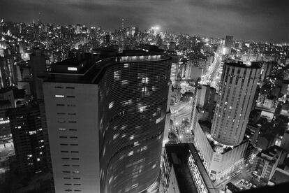 Fotografia de São Paulo, com destaque para o edifício Copan, desenhado pelo arquiteto Óscar Niemeyer e ainda uma das construções mais emblemáticos do centro da cidade. A fotógrafa e seu esposo viviam ali, onde também tinham um estúdio. A tinturaria-lavanderia da família ficava na região, que era habitada por intelectuais, boêmios, gente de teatro e vedetes.