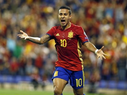 Thiago Alcántara celebra el tercer gol de España ante Albania.