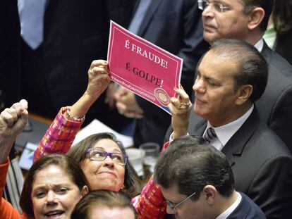 La senadora brasile&ntilde;a Lidice da Mata sostiene un cartel en el que se lee &quot;Fraude y golpe&quot; en la &uacute;ltima audiencia del juicio pol&iacute;tico contra la presidenta Dilma Rousseff.