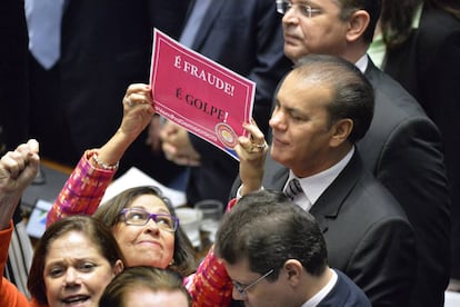 La senadora brasile&ntilde;a Lidice da Mata sostiene un cartel en el que se lee &quot;Fraude y golpe&quot; en la &uacute;ltima audiencia del juicio pol&iacute;tico contra la presidenta Dilma Rousseff.