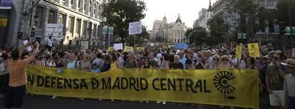 Cabecera de la manifestación en favor del área de acceso restringida en la capital de España.