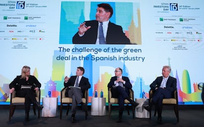 Amanda Mars, directora de Cinco Días; Manuel de la Rocha, secretario de Estado, director de la oficina de Asuntos Económicos y G20 del Gobierno de España; Luis Gallego, CEO de IAG y Maarten Wetselaar, CEO de CEPSA.