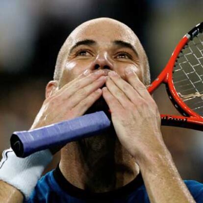 Andre Agassi envía besos al público tras su triunfo.