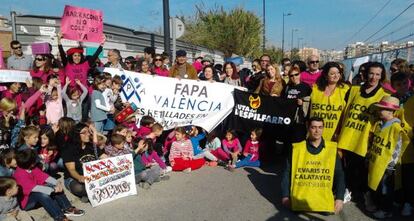 Miembros del Colegio 103 junto con las madres de Monserrat y representantes de FAPA.