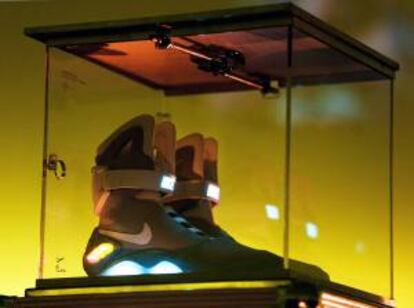 Fotografía tomada en septiembre de 2011 en la que se registró unas zapatillas de Nike, réplica de las utilizadas por Michael J. Fox en la película "Back to the Future". Una patineta flotante utilizada también en la segunda versión de la saga es promocionada en Internet por la compañía HUVr. EFE/Archivo