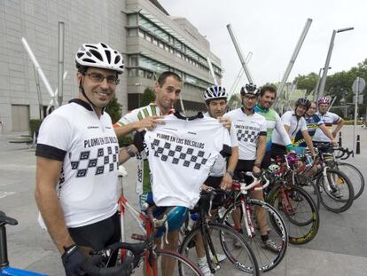 En primer plano, el autor de 'Plomo en los bolsillos', Ander Izagirre, acompañado por Peio Ruíz Cabestany (sexto en la fila) y otros ciclistas, ayer en el Euskalduna