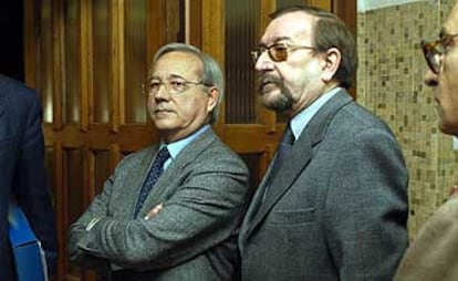 El presidente de la Confederación del Segura, Juan Cánovas, a la izquierda, con Julio Muñoz Bravo, el técnico encausado, ayer en el juzgado.
