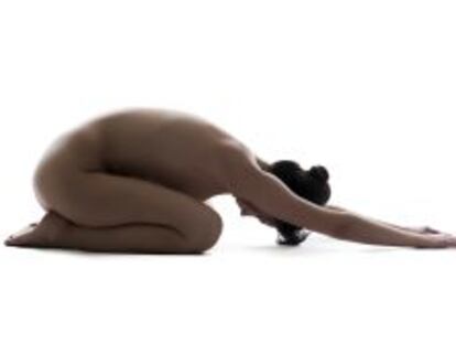 Llega la moda de hacer yoga desnudos